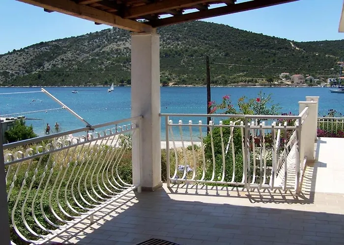 Apartamento By The Sea Vinisce, Trogir - 4288 *